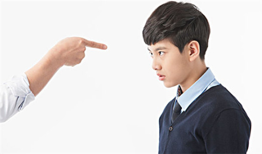 孩子乱发脾气甚至打父母，怎么办